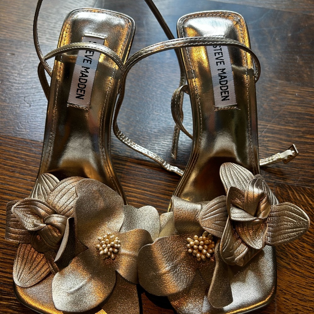 Steve Madden gold floral heels, size 6.5